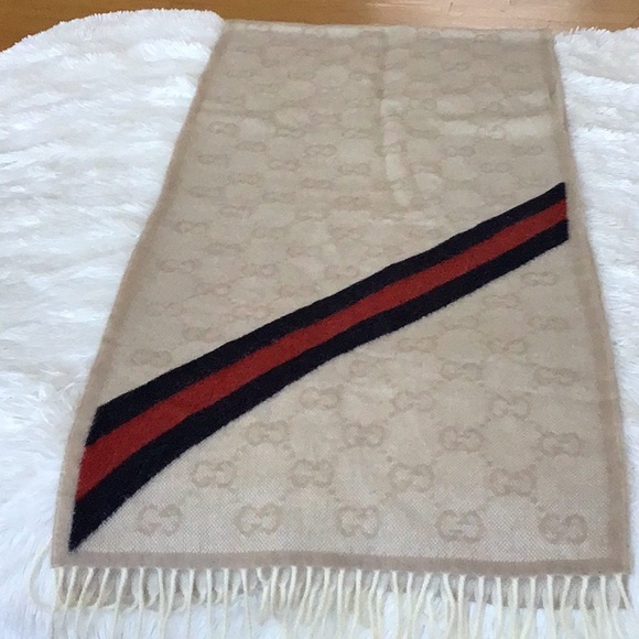 GUCCI SCARF. - Picture 1 of 6